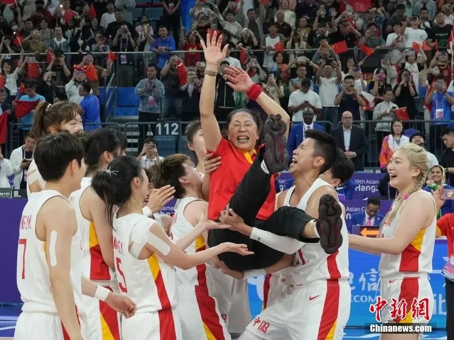 四川女篮客场卫冕WCBA总冠军，李梦凭稳定内外线