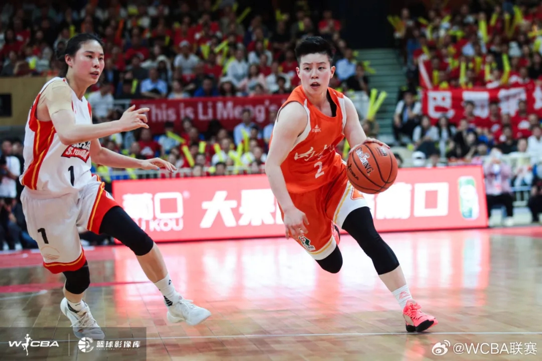 四川女篮客场卫冕WCBA总冠军，李梦凭稳定内外线