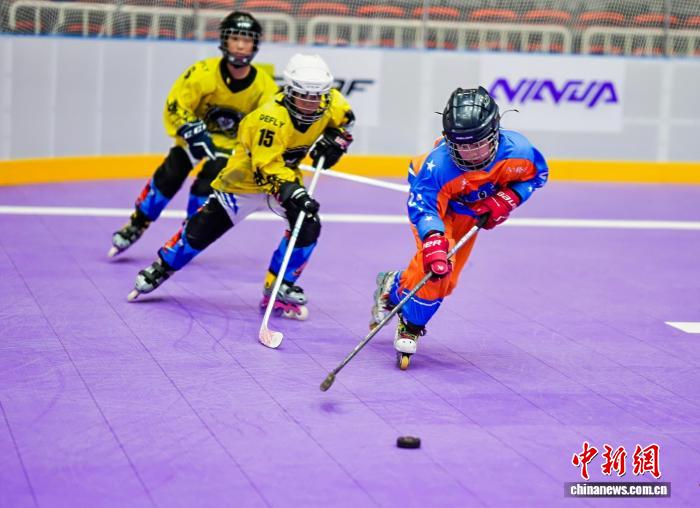 两岸青年共聚武汉 40支队伍角逐轮滑球赛事