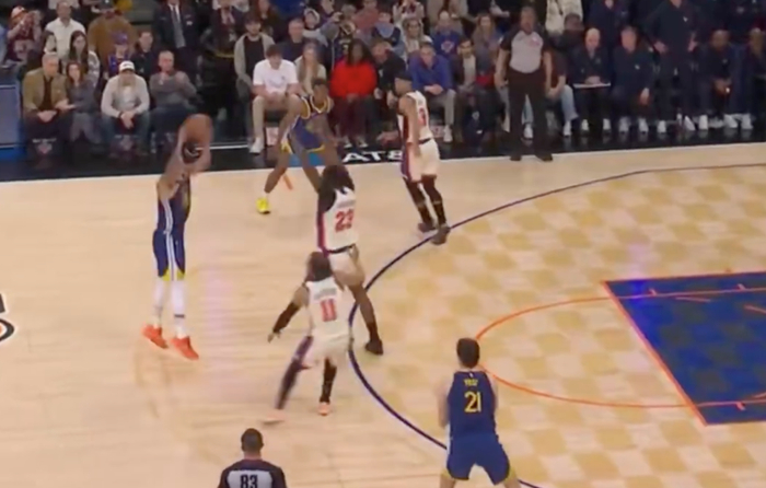 勇士客场惨败尼克斯21分逆转 桑托斯失误成关键