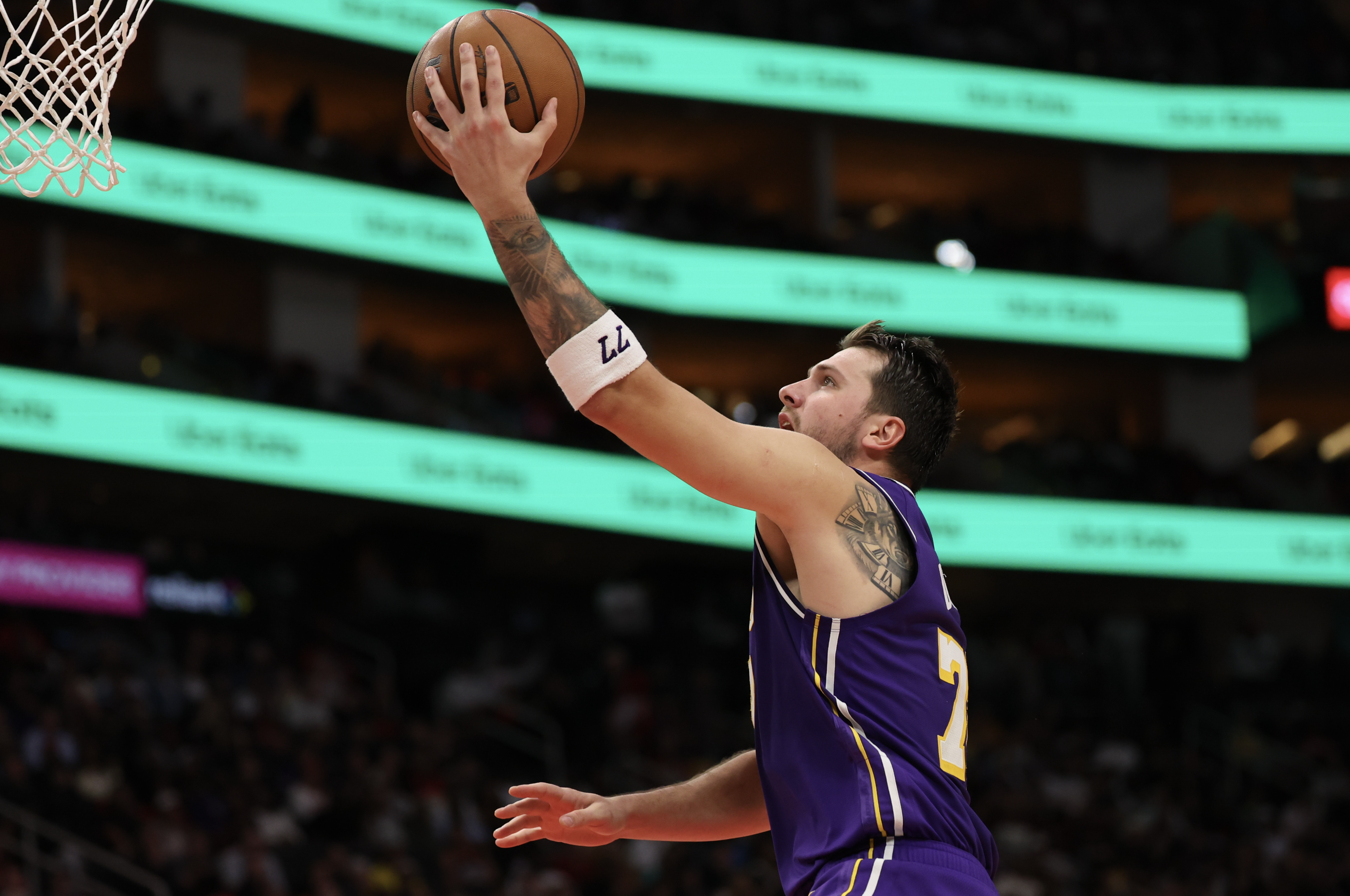 湖人绝杀魔术终结魔咒 9连胜展现蜕变