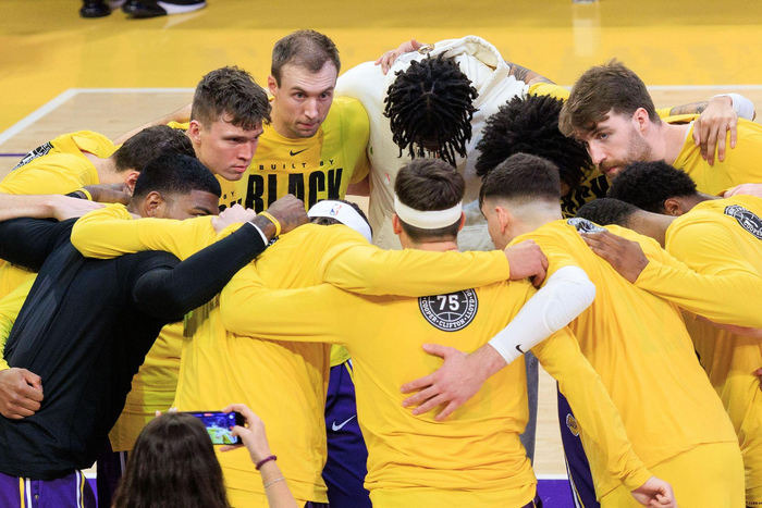 湖人绝杀魔术终结魔咒 9连胜展现蜕变