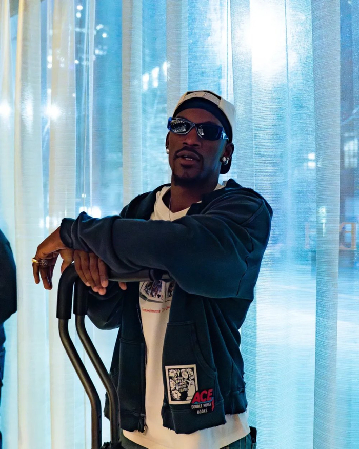 吉米-巴特勒晒场外照分享康复期积极心态