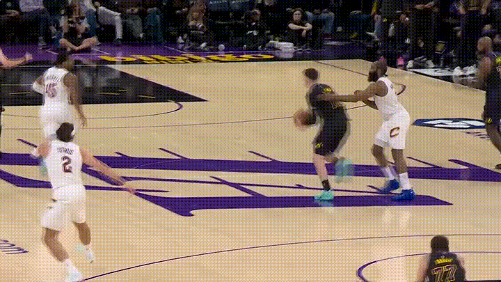 湖人轻取骑士 詹姆斯超越贾巴尔登顶历史胜场榜