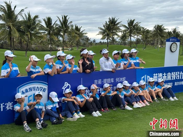 蓝湾大师赛次轮：17位中国