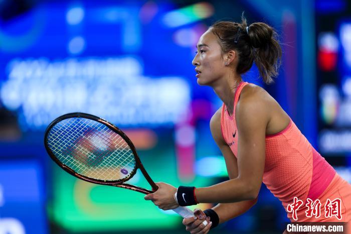 郑钦文在武网第二轮直落两盘击败外卡克里斯蒂