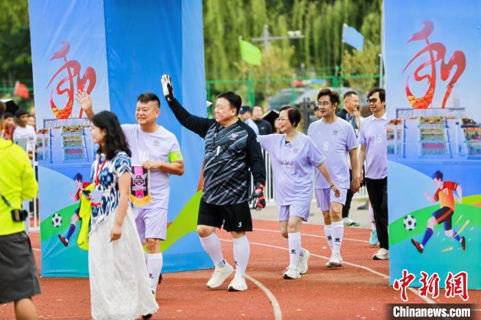 香港明星足球队走进新疆新和 公益赛促进文化交