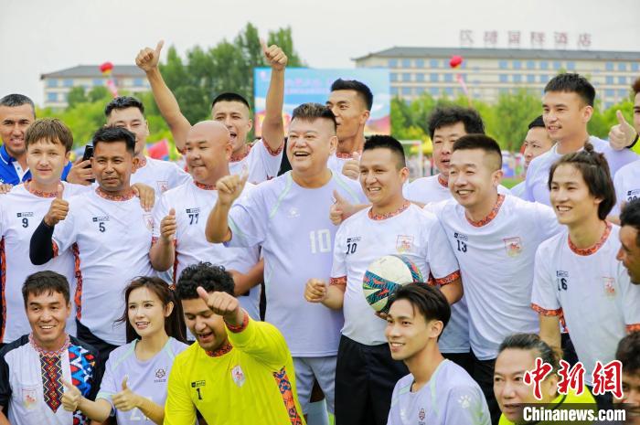 香港明星足球队走进新疆新和 公益赛促进文化交